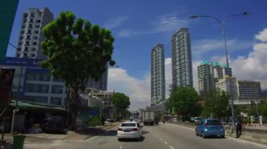 Beyaz bulut mavisi gökyüzünde Jalan Tanjung Tokong 'a doğru sür.