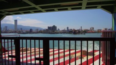George Town 'dan kalkan feribot görüntüsü.