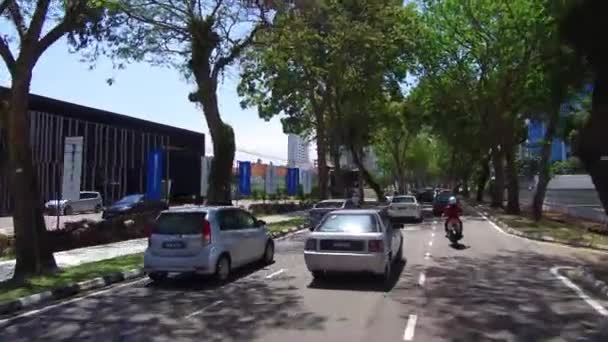 Fahren Sie bei Dschalan Sultan Ahmad Shah mit grünen Bäumen entlang der Straße. — Stockvideo