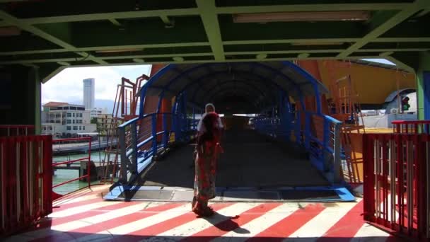 Last passenger old woman with stick walk into the ferry from jetty. — ストック動画