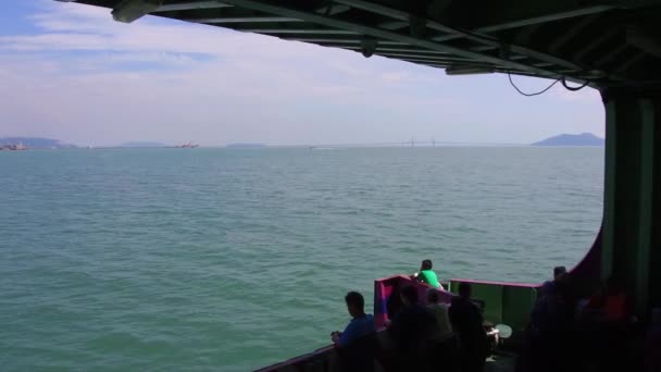 Ferry passagier heeft uitzicht op de Straat van Malakka. — Stockvideo
