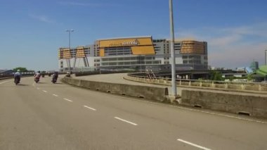 Feribottan ayrılıp Penang Sentral 'a doğru sür..