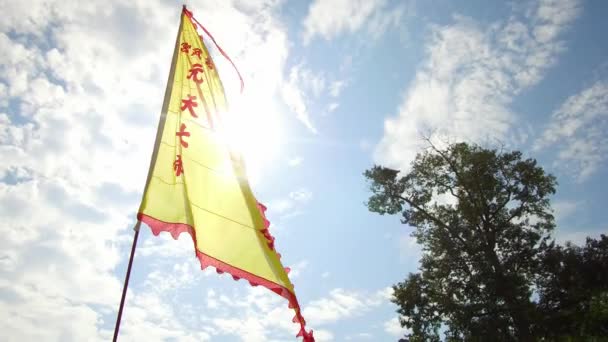 Vlag taoïst Xuan Tian God met blauwe lucht. — Stockvideo