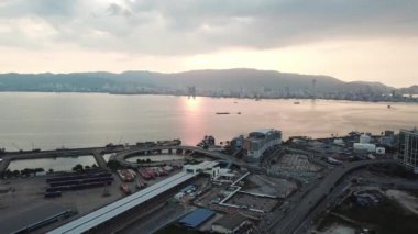 Günbatımı saatinde Penang Adası 'nın arka planındaki Penang Sentral hava görüntüsü.