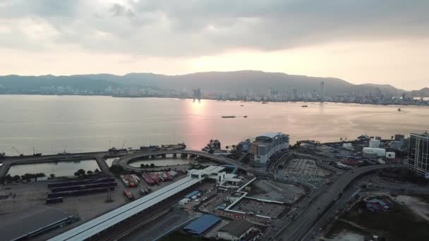 Günbatımı saatinde Penang Adası 'nın arka planındaki Penang Sentral hava görüntüsü. — Stok video