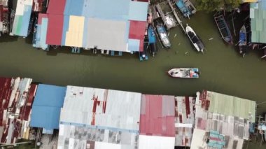 Havadan görünüşlü balıkçı teknesi balıkçı köyünde dar bir yol izliyor..