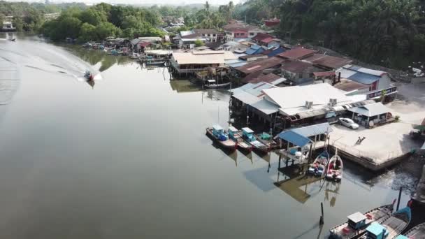 Aerial view fishing boat arrive the jetty. — Stock Video