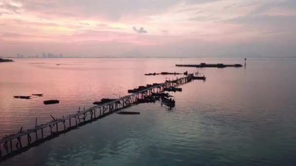 Vue aérienne silhouette bateau de pêche quitter jetée dans la matinée colorée . — Video