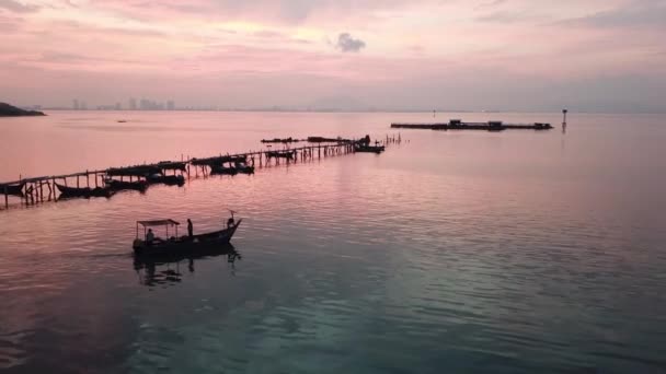 Vue aérienne bateau de pêche aller à la mer . — Video