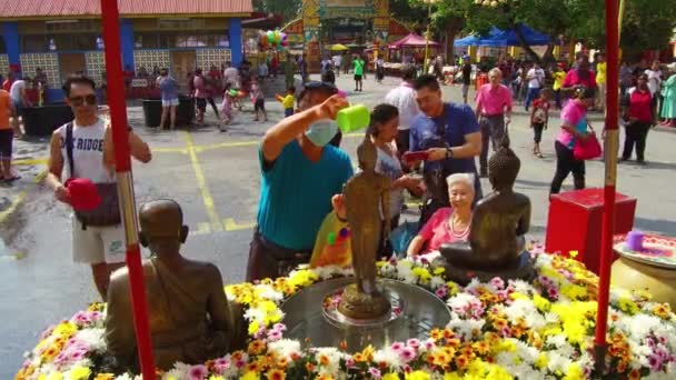 Songkran oslava s naléváním vody na sochu Buddhy — Stock video