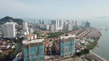 Hayaller Şehri 'nin üzerinde uçan bir uçak..