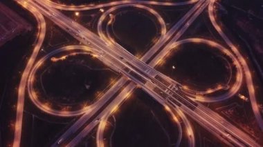 Gece hava manzaralı yonca kavşağı otoyolu..