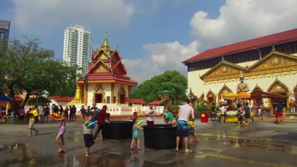 Turista s vodní pistolí hrát vodu na Reclining Buddha Wat Chaiyamangalaram — Stock video