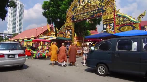 Tres monjes entran caminando al Buda Reclinado Wat Chaiyamangalaram . — Vídeos de Stock