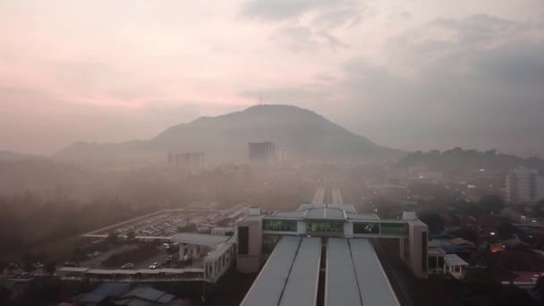 Letecký pohled Bukit Mertajam nádraží v zamlženém dni. — Stock video