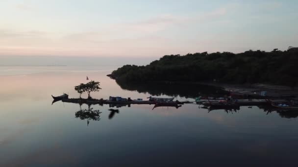 Vue aérienne silhouette pêcheur sur le chemin du bateau de pêche . — Video