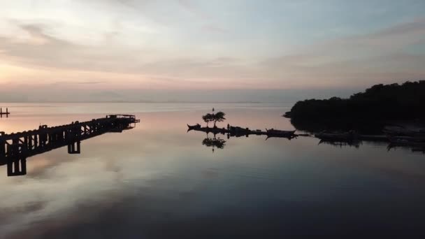 Antenninäköala kalastaja valmistautua mennä ulos . — kuvapankkivideo