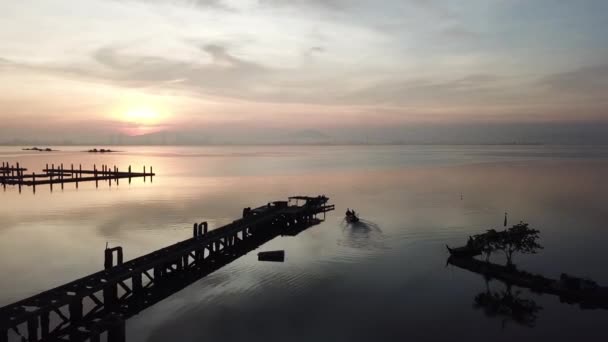 Fischer aus der Luft fahren das Fischerboot — Stockvideo