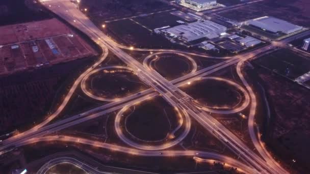 Autoroute d'échange de trèfle de suivi de vue aérienne au parc industriel Batu Kawan . — Video