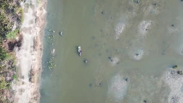Letecký pták pohled dřevěný rybářský člun v mokřinách. — Stock video