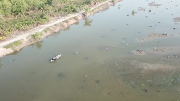 Vista aérea barco de pesca pescador em zonas húmidas de inundação . — Vídeo de Stock