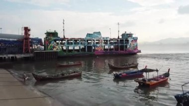 Ahşap balıkçı teknesinden mavi hızlı feribota doğru uç..