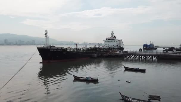 Luchtfoto Ocean Eagle bij Petron Bagan Luar Terminal. — Stockvideo