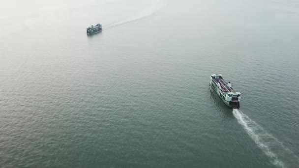 Vista aérea dos ferry en los mares en diferentes direcciones . — Vídeos de Stock