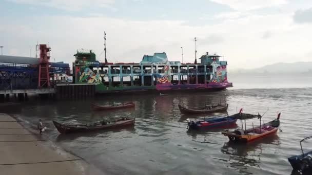 Vola verso il traghetto blu Rapid attraverso una barca di pescatori in legno . — Video Stock