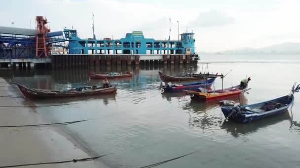 버터워스에 있는 오래 된 전통 어선 과 연락선. — 비디오