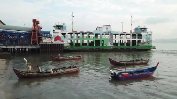 Zeezicht visser in voorbereiding ga naar zee — Stockvideo