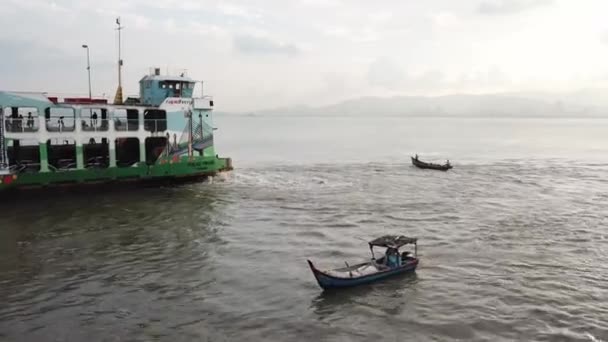 Vista aerea barca da pesca muoversi intorno al traghetto . — Video Stock