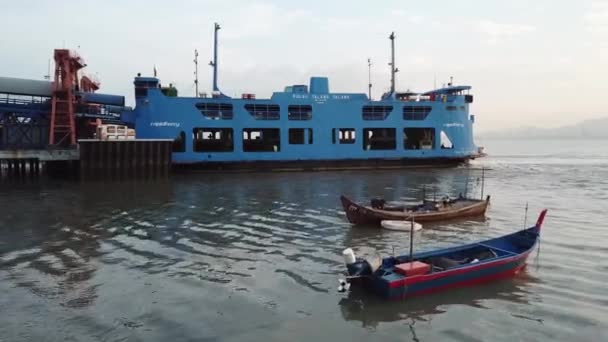 De visser bereidt zich voor om naar zee te gaan. Achtergrond is blauwe veerboot — Stockvideo