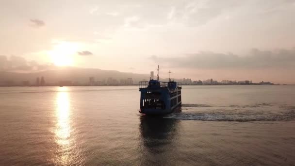 Tracking silhouet Rapid Ferry tijdens zonsondergang. — Stockvideo