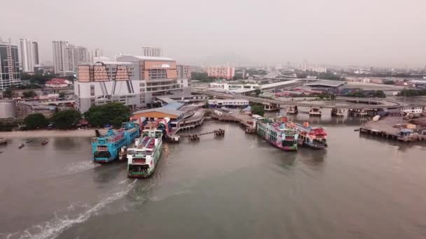 Luchtfoto 4 ferry bij Butterworth terminal. — Stockvideo