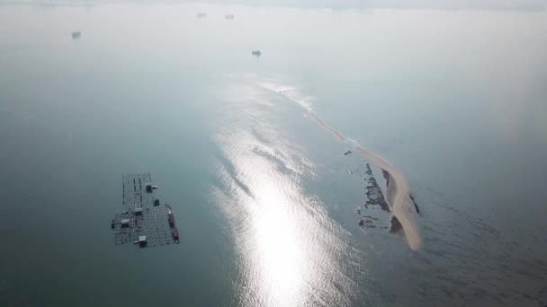 Vista aérea piscicultura ao lado de pequena ilha de areia no dia de neblina . — Vídeo de Stock