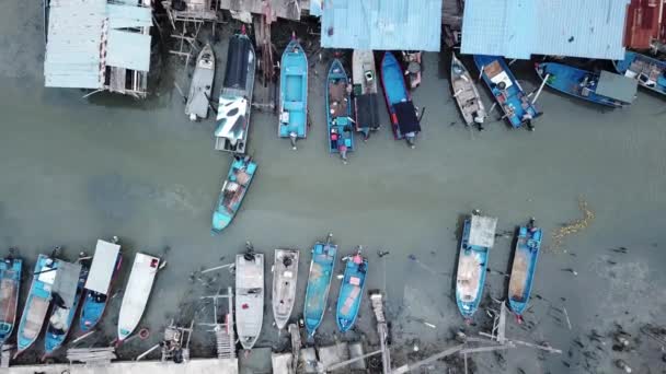 Vista aérea de arriba hacia abajo Los malayos pescador trabajan en barco . — Vídeos de Stock