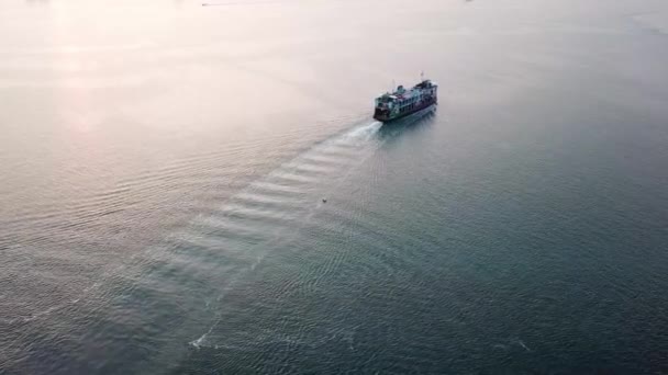 Vista aérea Rapid Ferry movimiento en el mar . — Vídeos de Stock