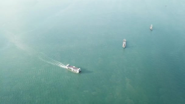 Вид с воздуха Быстрый паром перемещается по морю. В море находятся два корабля . — стоковое видео