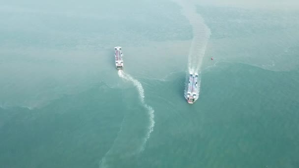 两艘快船朝不同方向驶去. — 图库视频影像