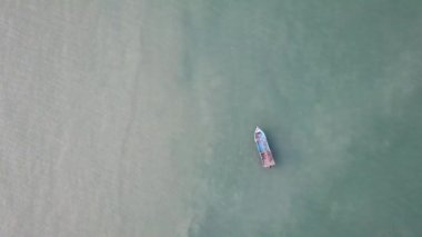 Tahta teknede kuş bakışı balıkçı.