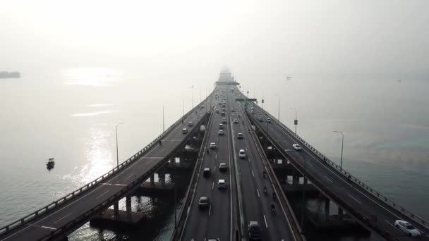 多雾的早晨,空中观光车在槟城大桥行驶. — 图库视频影像