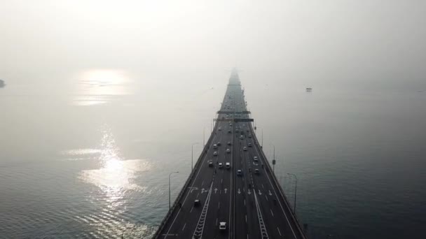 Flygfoto upptagen trafik bil i arbetstid på Penang Bridge. — Stockvideo