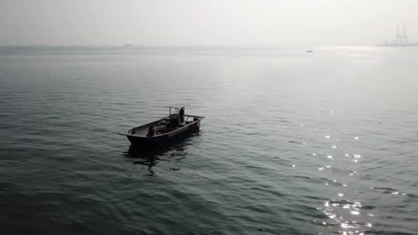 Čistší zelenější Penang vláda lidé loď jasné smetí na moři. — Stock video