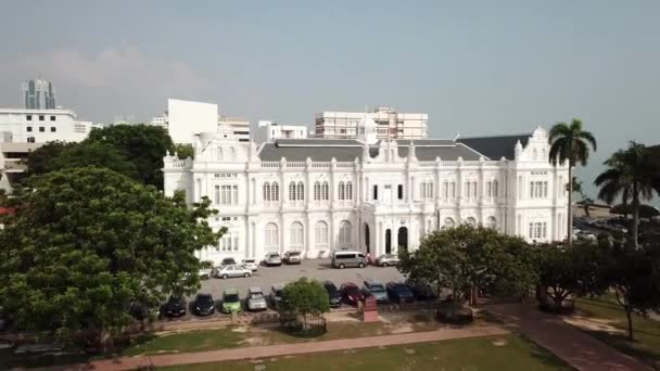 Aerial view white Penang City Hall. — Stock Video