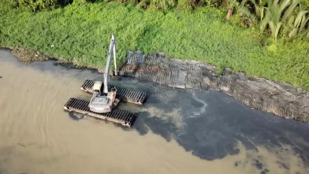 공중 굴착기 가강 둑을 메우기 위해 모래를 파는 모습. — 비디오