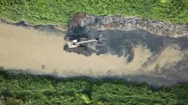 用挖掘机拓宽河流的自上而下的视野. — 图库视频影像