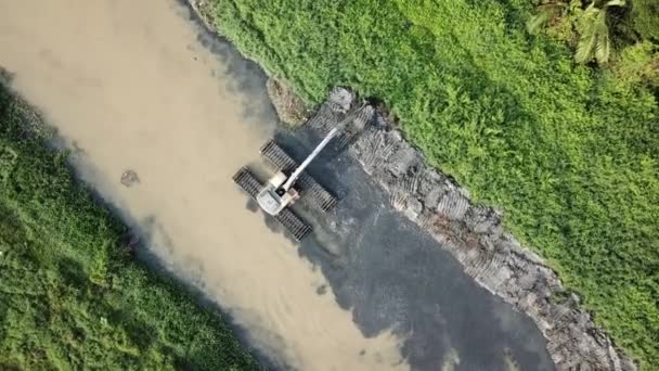 空中螺旋式往下看挖掘机挖泥巴 — 图库视频影像