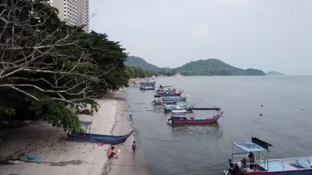 Fila de vista aérea del parque del barco cerca de la costa . — Vídeo de stock