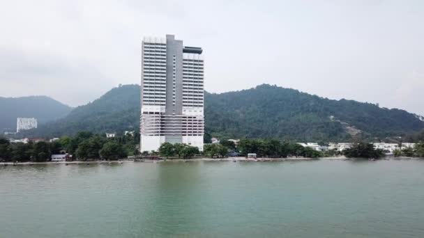 Lexis Suites Hotel view from sea at Teluk Kumbar. — Stock video